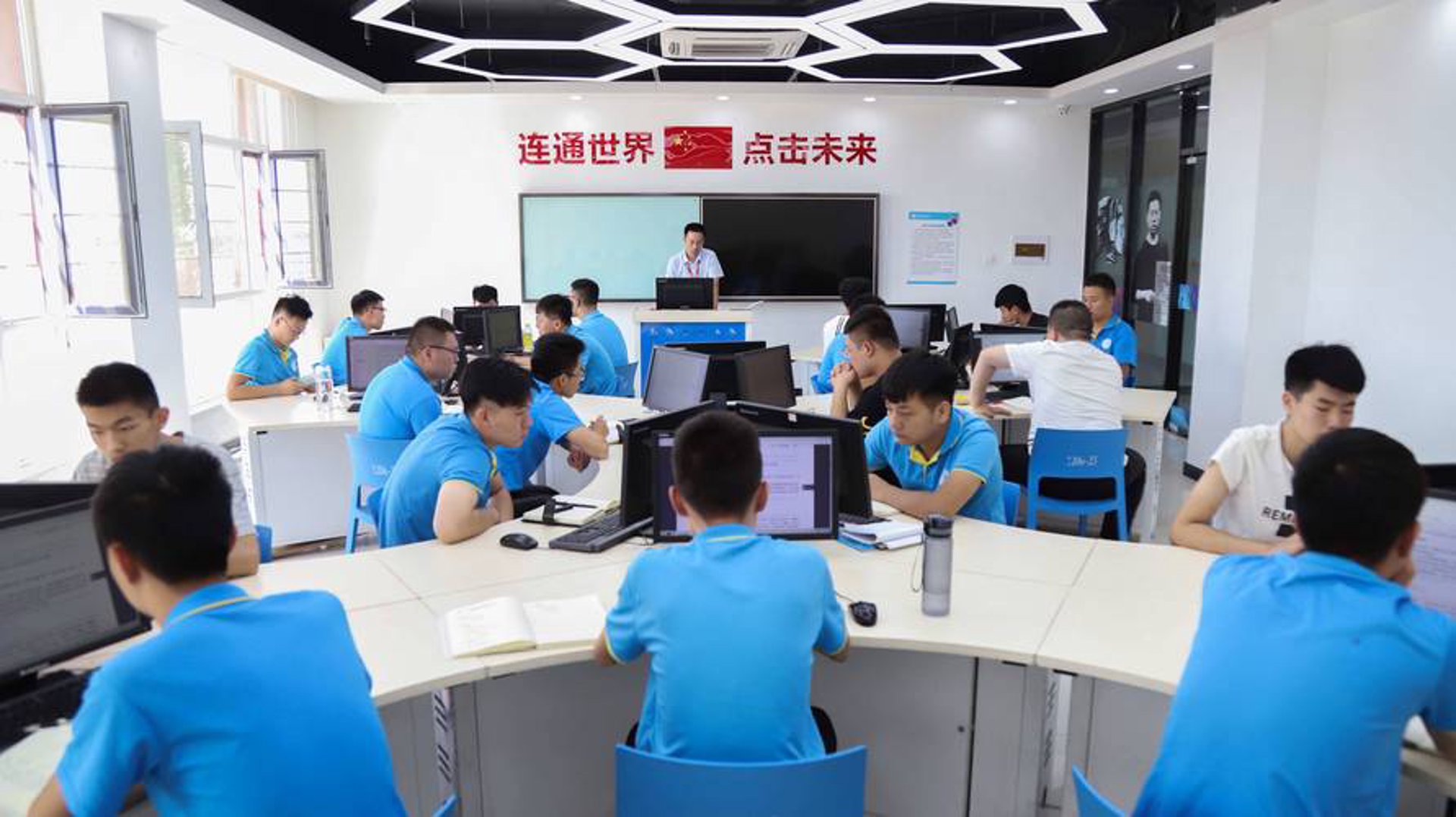 港新信息技术